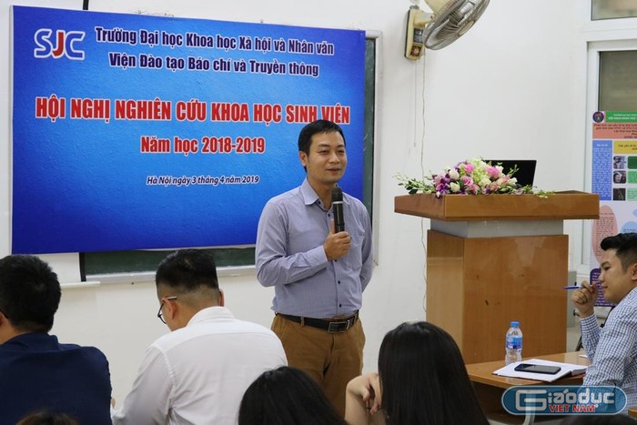 Tiến sĩ Nguyễn Sơn Minh – Phó Viện trưởng Viện Đào tạo Báo chí và Truyền thông phát biểu. Ảnh: Đỗ Thơm