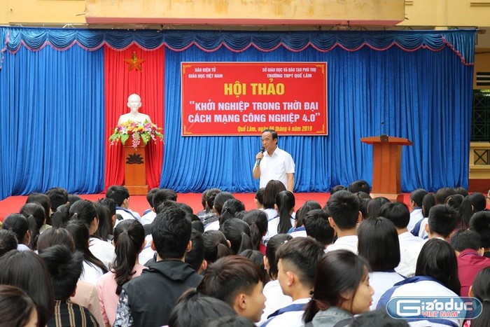 Giáo sư Nguyễn Lân Dũng nói chuyện với học sinh. Ảnh: Đỗ Thơm