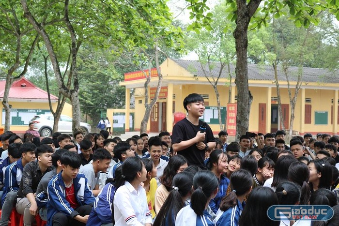Phần đặt câu hỏi với Giáo sư Nguyễn Lân Dũng được các em học sinh vô cùng hào hứng. Ảnh: Đỗ Thơm