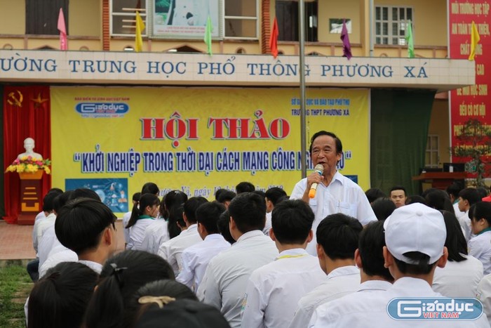 Giáo sư Nguyễn Lân Dũng nói chuyện với các em về thách thức, cơ hội trong thời đại cách mạng 4.0. Ảnh: Đỗ Thơm