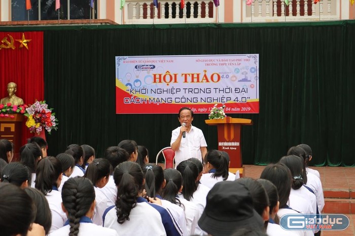 Giáo sư Nguyễn Lân Dũng trả lời rất nhiều câu hỏi của học sinh trường Trung học phổ thông Yên Lập. Ảnh: Đỗ Thơm