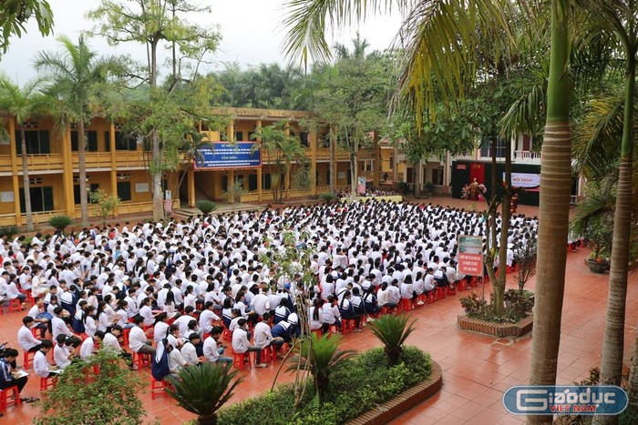 Hơn 800 học sinh trường Trung học phổ thông đã được nghe Giáo sư Nguyễn Lân Dũng chia sẻ về thách thức, cơ hội trong thời đại cách mạng công nghiệp 4.0. Ảnh: Đỗ Thơm