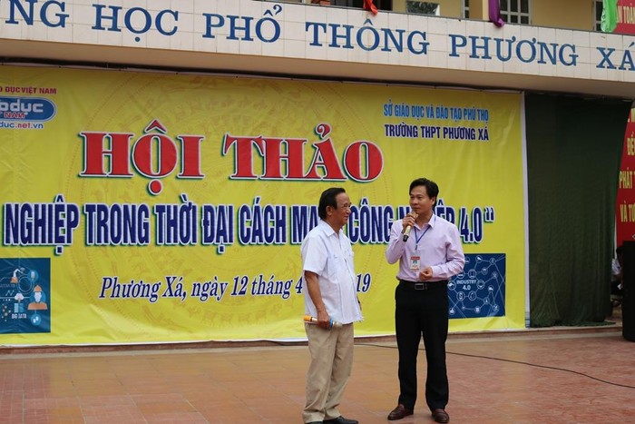 Thầy Trịnh Việt Phương – Hiệu trưởng nhà trường gửi lời cảm ơn đến Giáo sư Nguyễn Lân Dũng. Ảnh: Đỗ Thơm