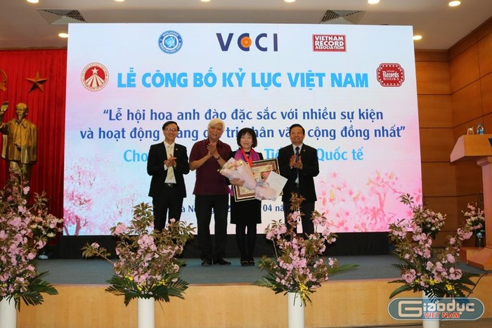 Tiến sĩ, Viện sĩ Nguyễn Thị Thanh Nhàn đại diện AIC Group nhận bằng xác nhận kỷ lục Việt Nam. Ảnh: Đỗ Thơm
