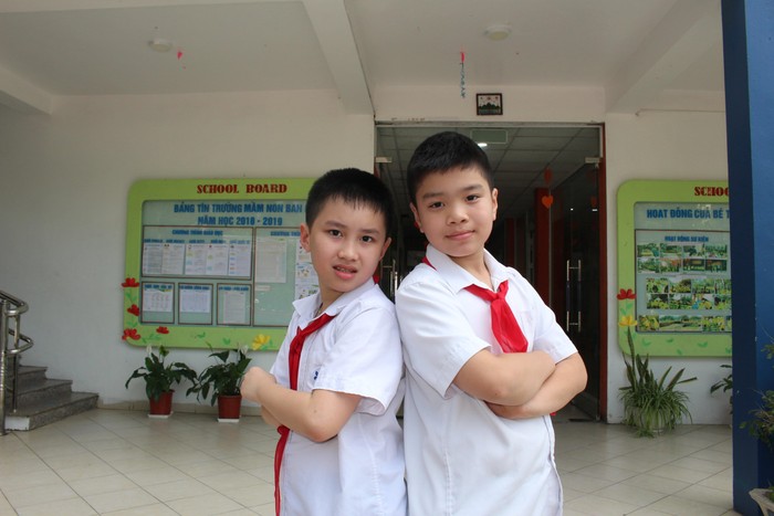 Huy chương Bạc: Học sinh Võ Đình Anh lớp 4T và Hoàng Dương lớp 5T (từ trái sang phải). Ảnh: Nhà trường cung cấp.