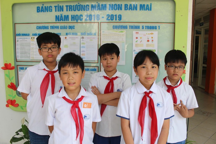 Huy chương Đồng: Học sinh Quang Anh, Minh Hiểu, Tuấn Khang, Nhật Minh và Bảo Anh (từ trái sang phải). Ảnh: Nhà trường cung cấp.