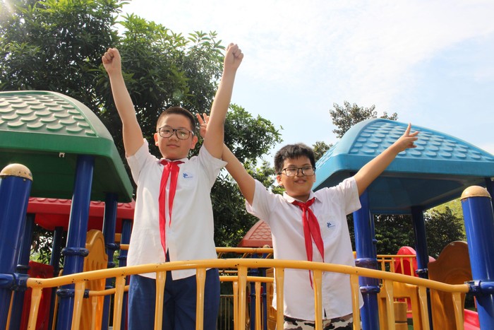 Huy chương Vàng: Học sinh Trần Hoàng Việt lớp 5T và Trương Minh Khoa lớp 4T (từ trái sang phải). Ảnh: Nhà trường cung cấp.