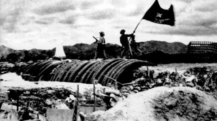Chiều 7/5/1954, lá cờ &quot;Quyết chiến-Quyết thắng&quot; của quân đội Việt Nam tung bay trên nóc hầm tướng De Castries. Ảnh (Tư liệu/vov.vn)