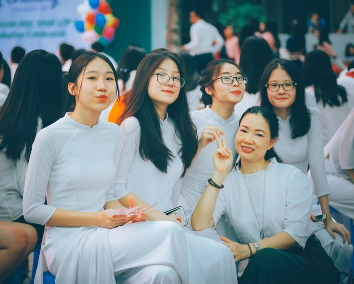 Chị Do Linh (ngoài cùng bên phải) chụp ảnh cùng các con học sinh. Ảnh: Nhân vật cung cấp