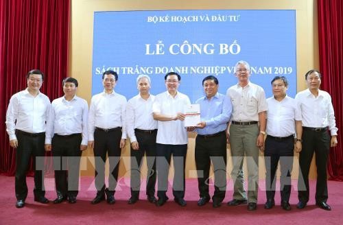 Phó Thủ tướng Vương Đình Huệ với các đại biểu dự Lễ công bố Sách trắng doanh nghiệp Việt Nam năm 2019. Ảnh: TTXVN