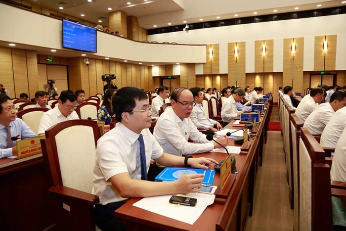 Các đại biểu Hội đồng nhân dân Thành phố Hà Nội bấm bút biểu quyết thông qua Nghị quyết. Ảnh: Hà Nội Mới