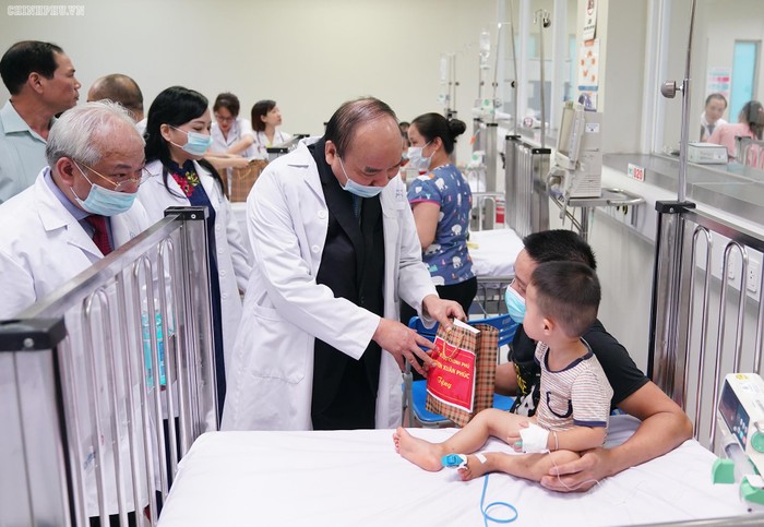 Trước khi dự buổi lễ kỷ niệm, Thủ tướng đã đến thăm các cháu nhỏ đang điều trị tại bệnh viện. Ảnh: VGP