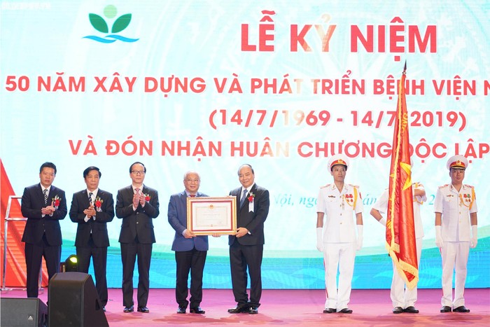 Thủ tướng Nguyễn Xuân Phúc trao Huân chương Độc lập hạng Nhì cho Bệnh viện Nhi Trung ương. Ảnh: VGP