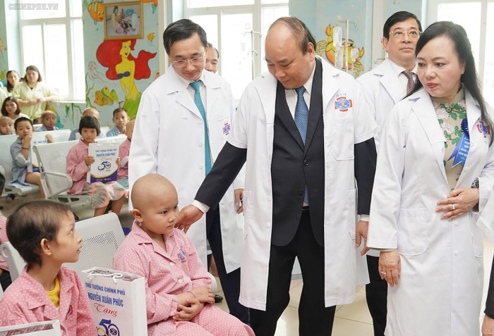 Thủ tướng thăm các bệnh nhân đang điều trị tại viện. Ảnh: VGP