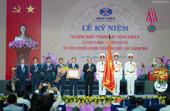 Thủ tướng Nguyễn Xuân Phúc trao Huân chương Độc lập hạng Ba tặng Bệnh viện K. Ảnh: VGP