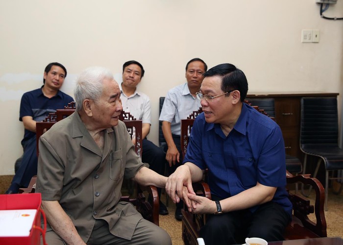 Phó Thủ tướng Vương Đình Huệ thăm thương binh 2/4 Phạm Chí Công, 95 tuổi, nguyên là Quyền Chủ tịch Ủy ban nhân dân tỉnh Bình Định. Ảnh: VGP