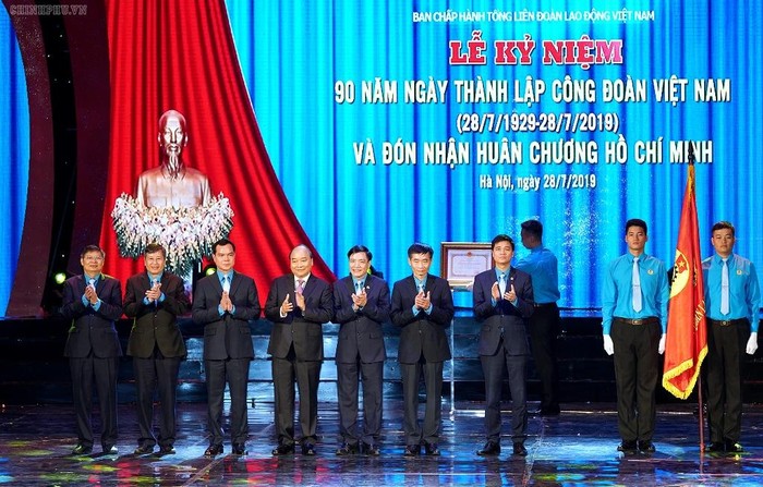 Thủ tướng Nguyễn Xuân Phúc trao tặng Huân chương Hồ Chí Minh lần thứ 3 cho Công đoàn Việt Nam. Ảnh: VGP