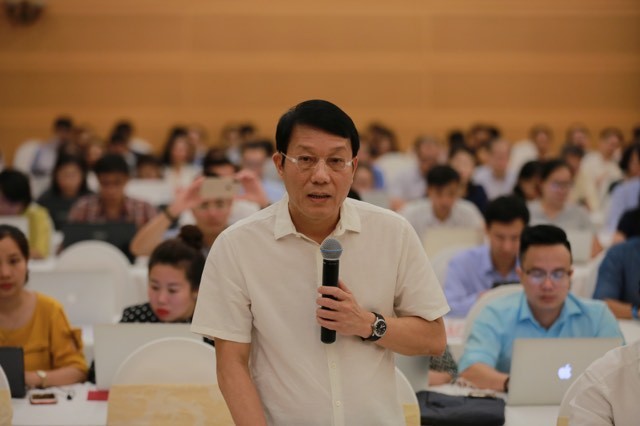 Trung tướng Lương Tam Quang trả lời các câu hỏi của báo chí. Ảnh: Hoa Nguyễn