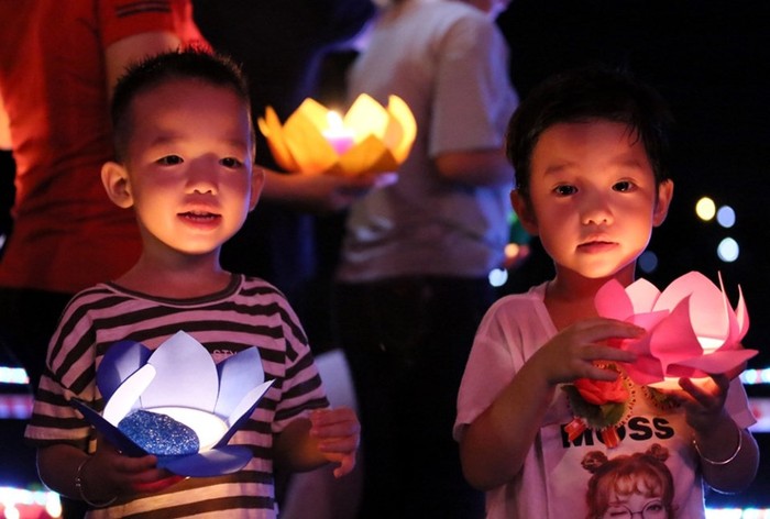 Rất nhiều trẻ em được bố mẹ đưa tới chùa Kim Sơn Lạc Hồng dự Đại lễ Vu Lan báo hiếu. Ảnh: B.L