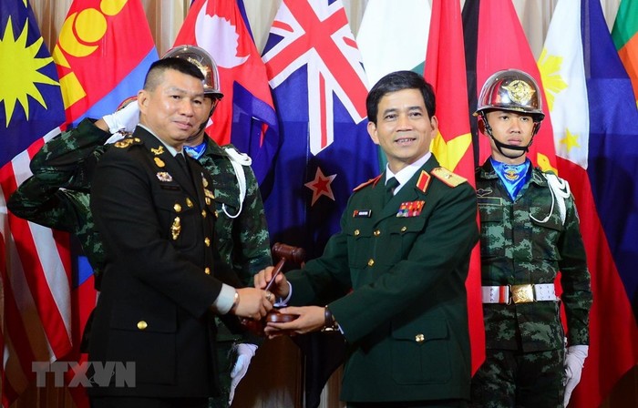 Thiếu tướng Hoàng Kim Phụng, Cục trưởng Cục Gìn giữ Hòa bình tiếp nhận cương vị Chủ tịch Hiệp hội các Trung tâm Gìn giữ Hòa bình châu Á-Thái Bình Dương năm 2020 từ Thái Lan. (Ảnh: Hữu Kiên/TTXVN)