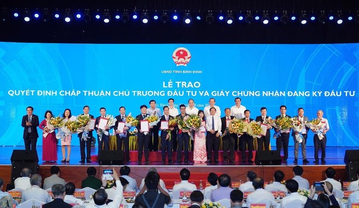 Thủ tướng đã chứng kiến lãnh đạo tỉnh Bình Định trao quyết định chấp thuận chủ trương đầu tư, giấy chứng nhận đăng ký đầu tư cho 15 dự án. Ảnh: VGP