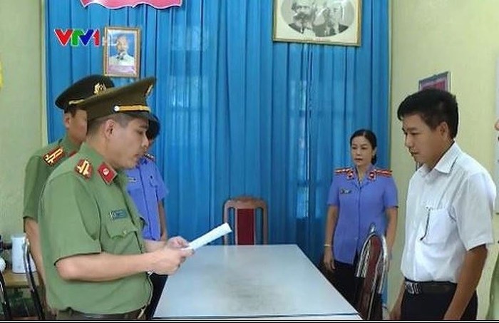 Ông Trần Xuân Yến (áo trắng) một trong 8 bị can đã bị khởi tố. Ảnh: VTV
