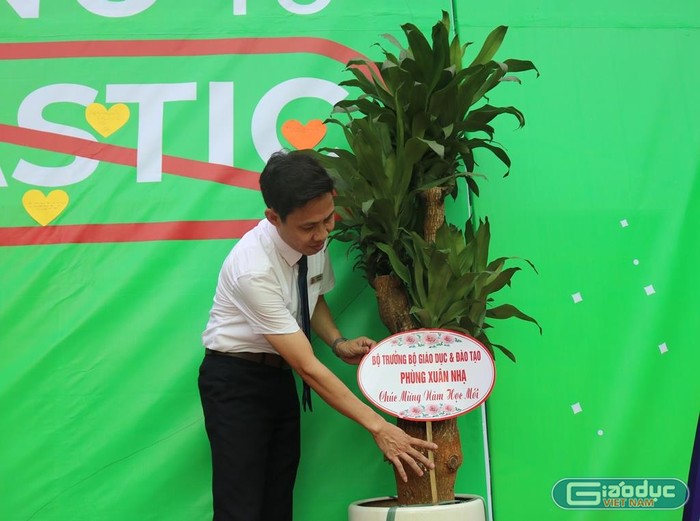 Bộ trưởng Bộ Giáo dục và Đào tạo Phùng Xuân Nhạ gửi tặng nhà trường một cây xanh trong ngày lễ khai giảng. Ảnh: Đỗ Thơm