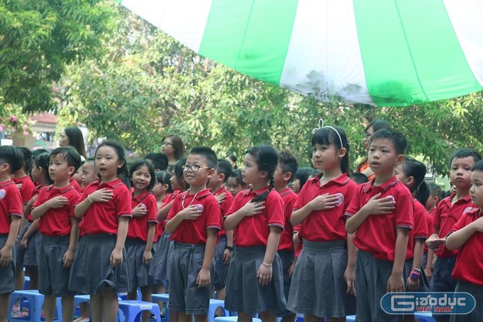 Học sinh Trường Tiểu học Lê Quý Đôn hát Quốc ca trong lễ khai giảng. Ảnh: Đỗ Thơm