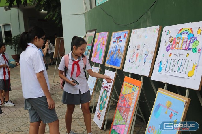 Các bạn học sinh Trường Trung học cơ sở và Trung học phổ thông Lê Quý Đôn vẽ tranh truyền tải các thông điệp, mục tiêu của lớp mình trong năm học mới. Ảnh: Đỗ Thơm