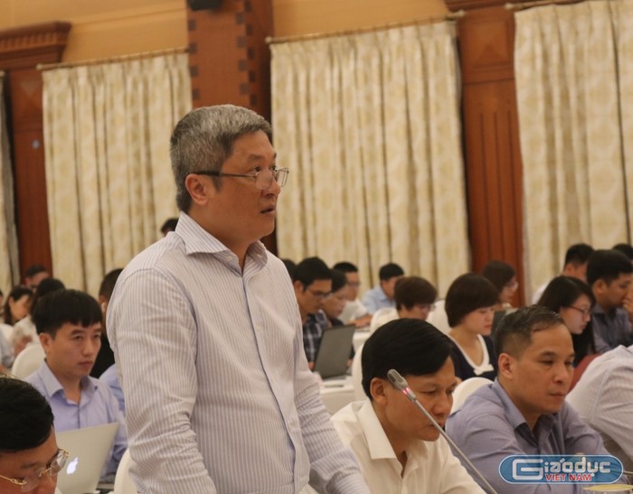 Thứ trưởng Bộ Y tế Nguyễn Trường Sơn trả lời tại họp báo. Ảnh: Đỗ Thơm