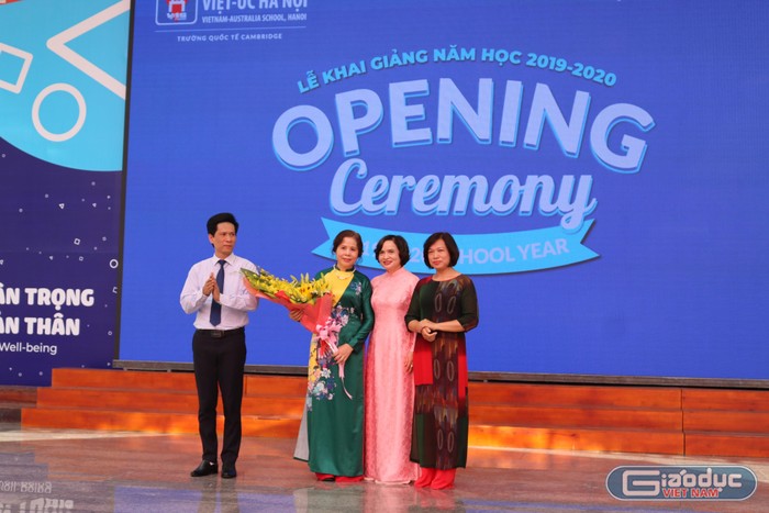 Bà Đồng Thị Lan (thứ 3 từ trái sang)- Chủ tịch Hội đồng quản trị Trường phổ thông liên cấp Việt-Úc Hà Nội tặng hoa chúc mừng các thầy cô nhân ngày khai giảng năm học mới. Ảnh: Đỗ Thơm