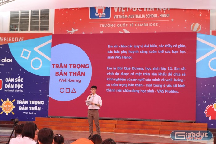 Học sinh Bùi Quý Dương - lớp 11 chia sẻ về một trong 6 yếu tố hình thành nên chân dung học sinh Trường Việt-Úc Hà Nội, cùng với đó là mục tiêu trong năm học này của Dương. Ảnh: Đỗ Thơm