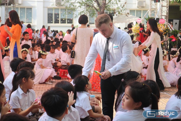 Hành động siêu dễ thương của thầy Harrison, vị giáo viên người nước ngoài dùng chiếc quạt mini để giúp học sinh của mình bớt đi sự oi bức. Ảnh: Đỗ Thơm