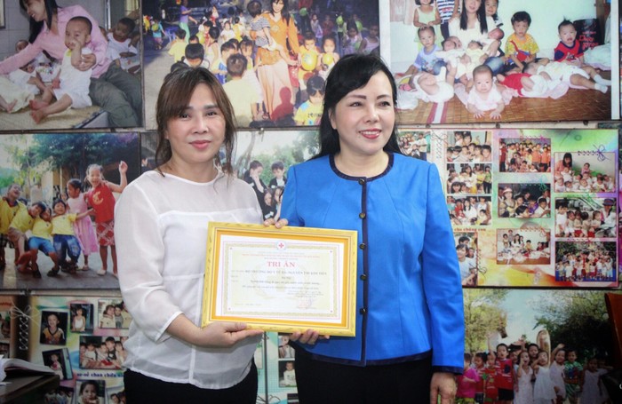 Bộ trưởng Nguyễn Thị Kim Tiến thăm chúc tết trung thu các cháu bé thiếu may mắn.