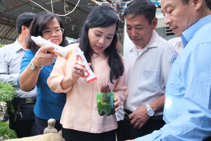 Bộ trưởng Nguyễn Thị Kim Tiến kiểm tra các vật chứa nước tại hộ gia đình ở phường Tam Phước, Biên Hòa, Đồng Nai.