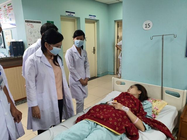 Bộ trưởng Nguyễn Thị Kim Tiến thăm bệnh nhân sốt xuất huyết đang điều trị tại Bệnh viện Đa khoa tỉnh Đồng Nai.