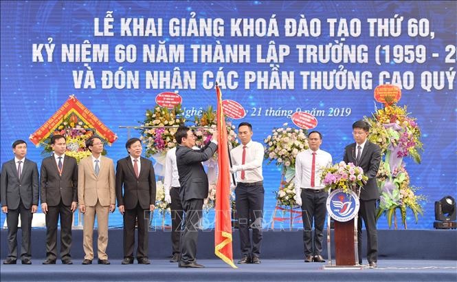Phó Thủ tướng Vương Đình Huệ trao Huân chương Lao động hạng Nhất (lần thứ 2) cho trường Đại học Vinh. Ảnh: TTXVN