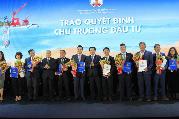 Lãnh đạo tỉnh Bình Thuận đã trao Quyết định chủ trương đầu tư cho 10 dự án. Ảnh: VGP