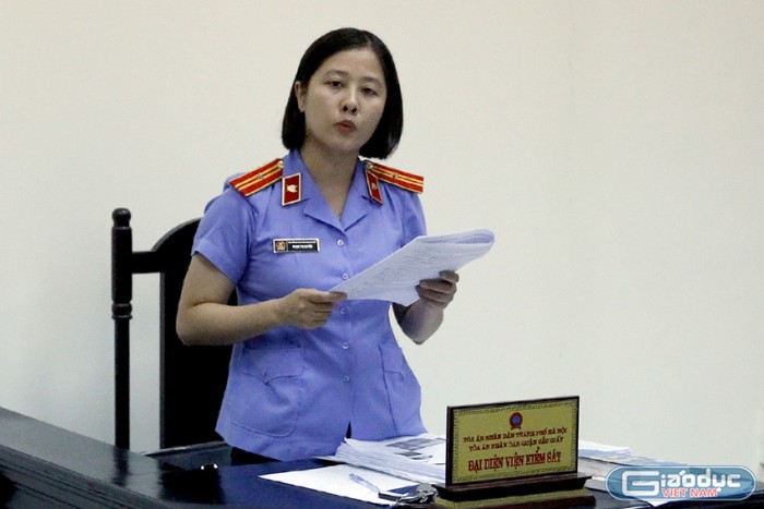 Đại diện Viện kiểm sát nhân dân quận Cầu Giấy - bà Phạm Thị Duyên. Ảnh: Tùng Dương