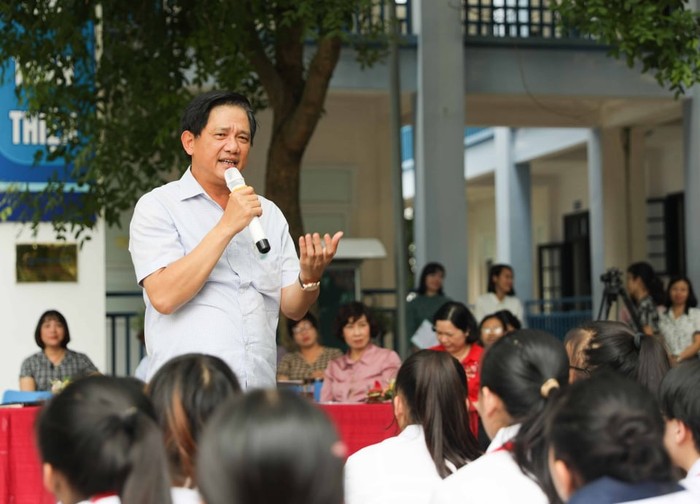 Phó Giám đốc Sở Phạm Xuân Tiến đã có một số chia sẻ với học sinh toàn trường. Ảnh: Nhà trường cung cấp