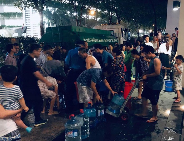 Người dân tại các khu đô thị lấy nước từ xe téc. Ảnh: Nam Dương/giaoduc.net.vn