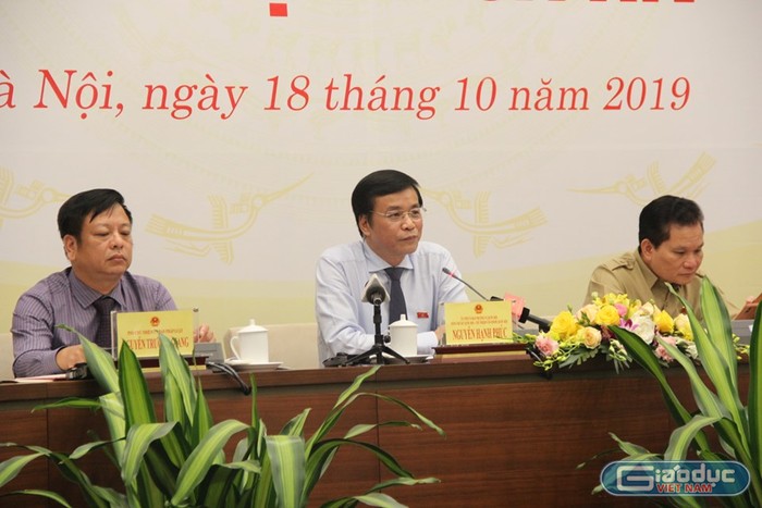 Tổng Thư ký Quốc hội Nguyễn Hạnh Phúc (giữa ảnh) chủ trì cuộc họp báo. Ảnh: Đỗ Thơm