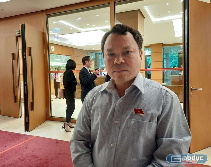Đại biểu Nguyễn Tiến Sinh nêu ý kiến về dự thảo đề xuất bỏ chế độ hợp đồng không xác định thời hạn với viên chức. Ảnh: Đỗ Thơm