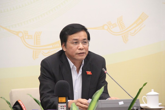 Tổng Thư ký Quốc hội trao đổi nhanh với báo chí về các nhóm chất vấn tại kỳ họp. Ảnh: Nguyễn Phong