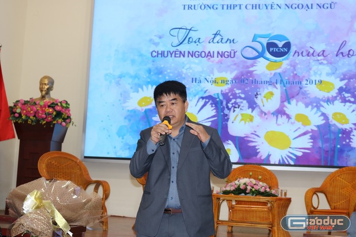 Anh Đào Mạnh Hùng - cựu học sinh khóa 13 của trường chia sẻ kỷ niệm tại buổi lễ. Ảnh: Đỗ Thơm
