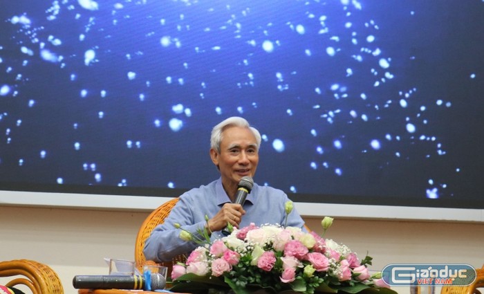 Thầy Nguyễn Phú Cường chia sẻ về các bước phát triển của trường giai đoạn 1990-1998. Ảnh: Đỗ Thơm