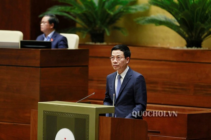 Ông Nguyễn Mạnh Hùng - Bộ trưởng Bộ Thông tin và Truyền thông trả lời chất vấn. Ảnh: Quochoi.vn
