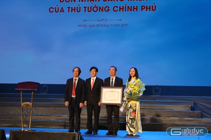 Nhà trường vinh dự được nhận bằng khen của Thủ tướng Chính phủ. Ảnh: Đỗ Thơm