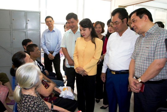 Bộ trưởng Bộ Y tế Nguyễn Thị Kim Tiến trò chuyện với người dân tới khám chữa bệnh tại Trung tâm y tế Thành phố Thái Nguyên trong chuyến công tác vào ngày 15/10.