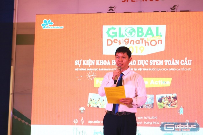 Thầy Nguyễn Khánh Chung – Hiệu trưởng nhà trường phát biểu khai mạc. Ảnh: Đỗ Thơm